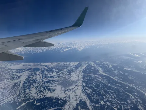 飛行機の翼と白い大地