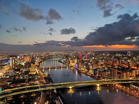 光と水面が織りなす夜景
