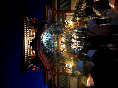 夜空に映える夏の飾り付け