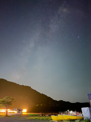星降る夜の湖畔、黄色いボート