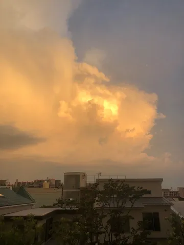 夕焼けに染まる雲のキャンバス