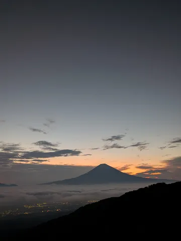 雲海に浮かぶ夜明けの山