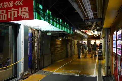 市場の小径、仄かな光
