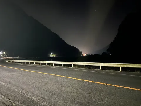 闇夜に光る山道