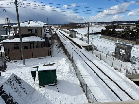白銀の駅、静かに時を刻む