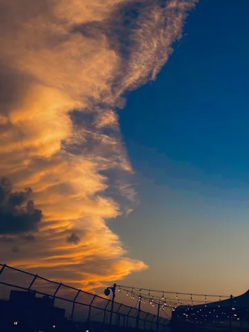 夕焼けと灯りの境界線