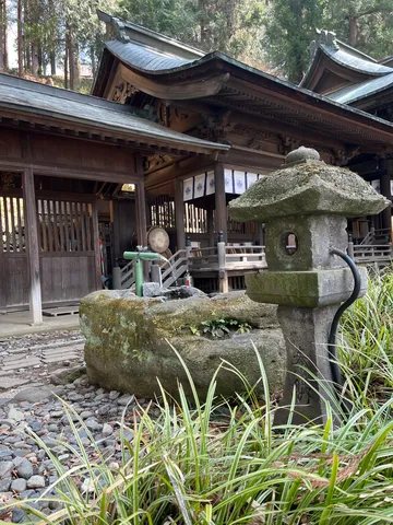 苔むす灯籠と静寂の古刹