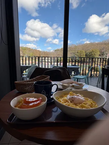 窓越しのカフェランチタイム