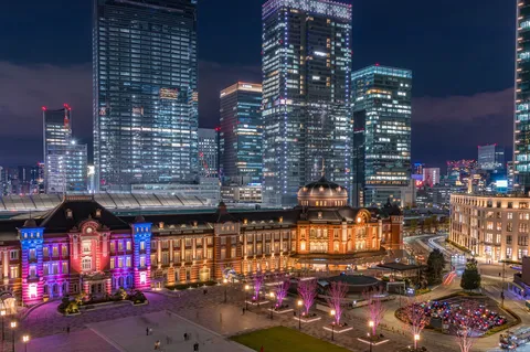煌めく駅舎と未来都市の夜
