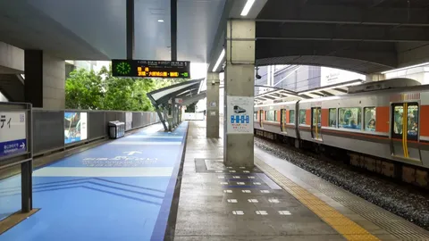 列車が誘う、青とグレーの駅空間