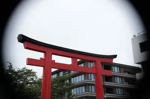 円窓に映る朱色