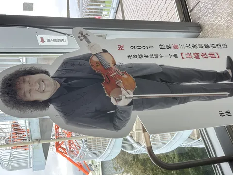 展望台に立つヴァイオリン弾き