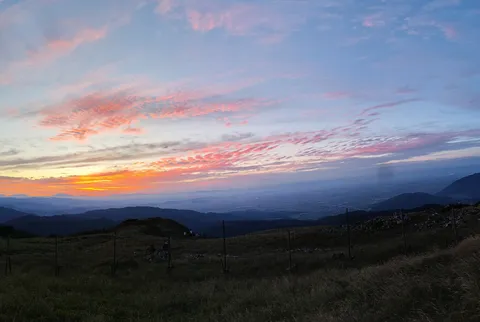 茜色の空、静寂の山頂