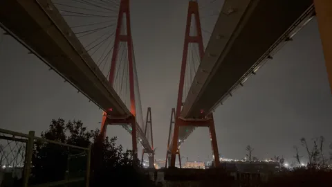 夜景に浮かぶ巨大な橋