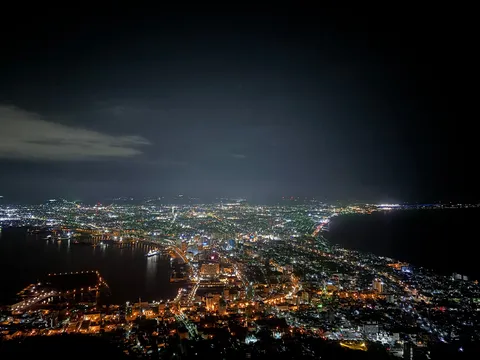 星明かりの海と街の光