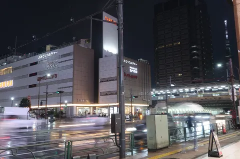 光跡描く、雨のネオン