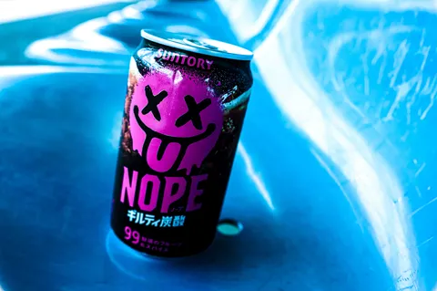 「NOPE」な気分も吹き飛ぶ、鮮やかなブルーの世界