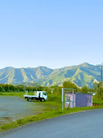 山とトラックと謎の小屋