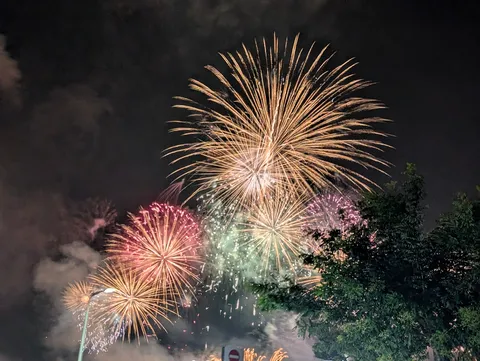 夜空に咲く、光の花束