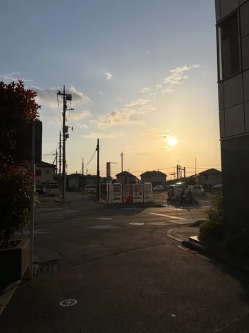 茜空、街角に灯る今日の終わり