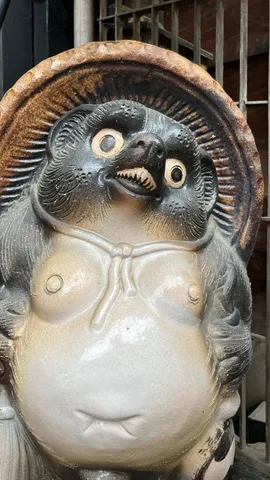 狸の置物、愛嬌満点！