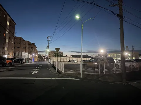 夜明け前の静かな街角