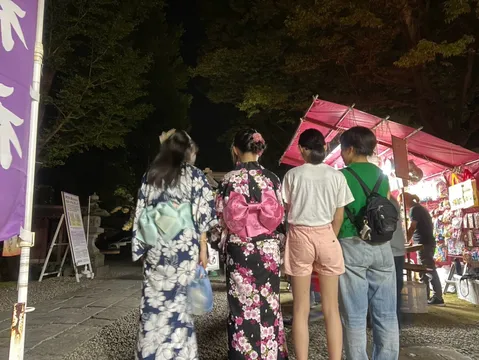 夏の夜の賑わい