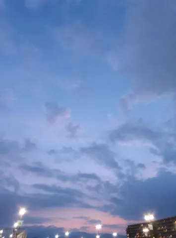 夕暮れの空と街灯のコントラスト