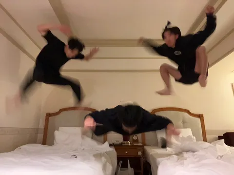 眠る部屋で跳ぶ三人