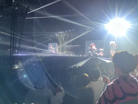 光と音の渦に包まれて