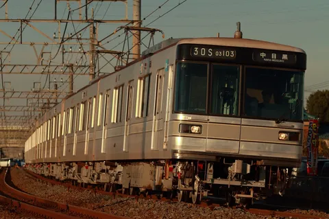 夕暮れを滑る銀の列車
