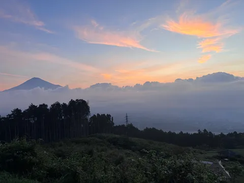 薄明の空と山の静寂