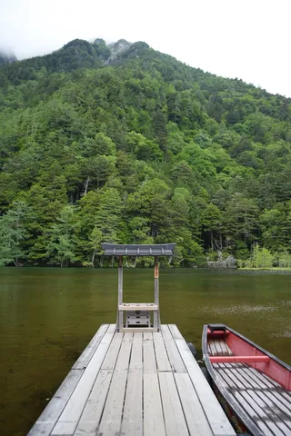 静寂の桟橋と湖