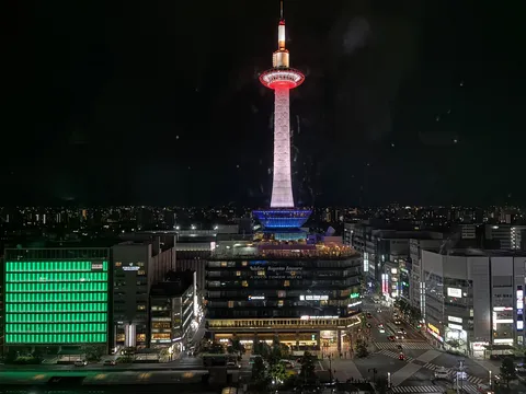 夜空に映える京都タワー