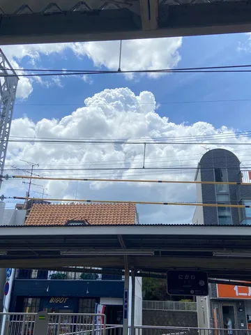 夏の空と駅の風景