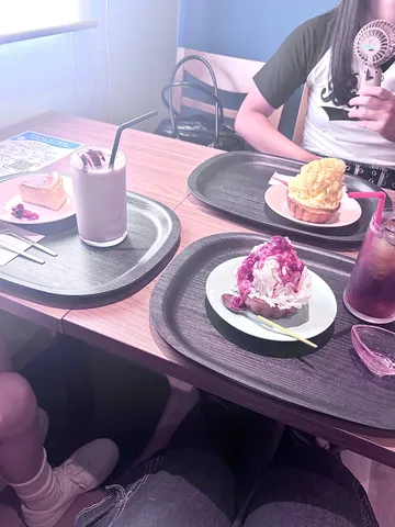甘い午後のひととき、紫と黄色の誘惑