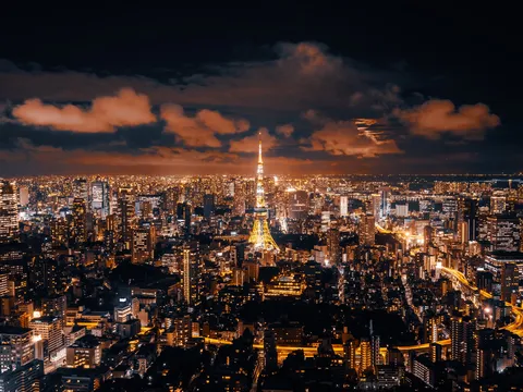 雲間に灯る都市の夜