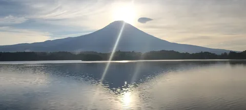 夕景に浮かぶ静かな峰