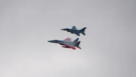 空を舞う２機の戦闘機