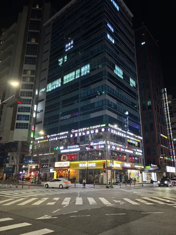 夜のビル群に灯る呼吸