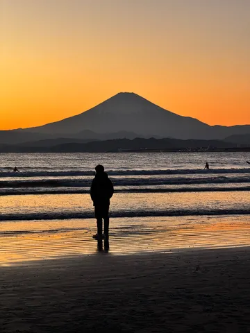 夕暮れの富士、波間に立つ影