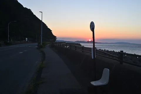夕暮れ海沿いの静かな風景