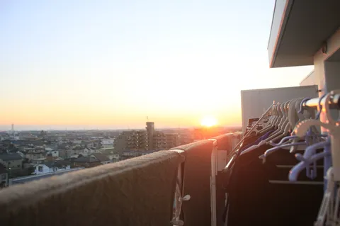 乾いた洗濯物と夕陽のグラデーション