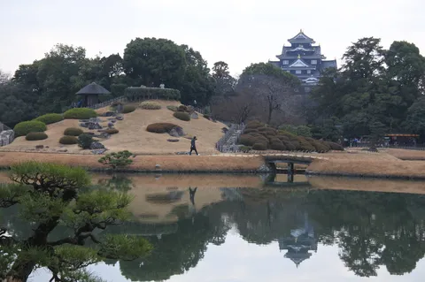 静かな庭と城の影に惹かれて