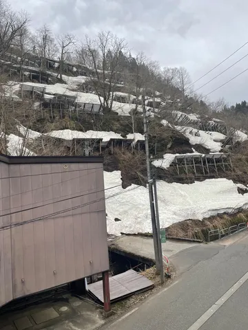 雪と木の階段がつなぐ山里