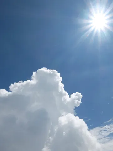 青空に輝く太陽と雲