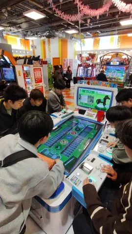 熱狂！競馬ゲームに集う若者たち
