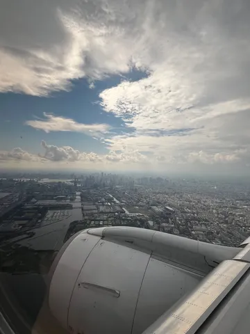 窓から覗く街と雲の絨毯
