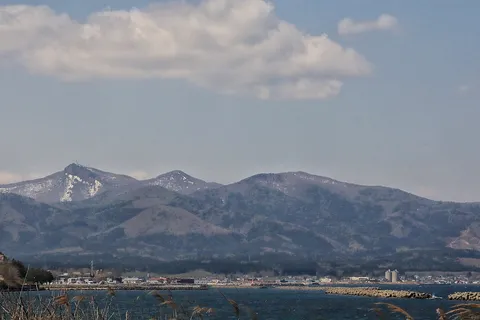 遠くの山と海辺の風景