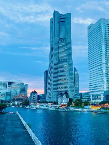 都会の夕暮れ、水辺の灯り